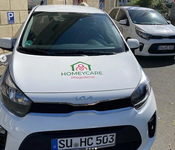 Firmenlogo auf der Motorhaube eines Pflegedienstfahrzeugs