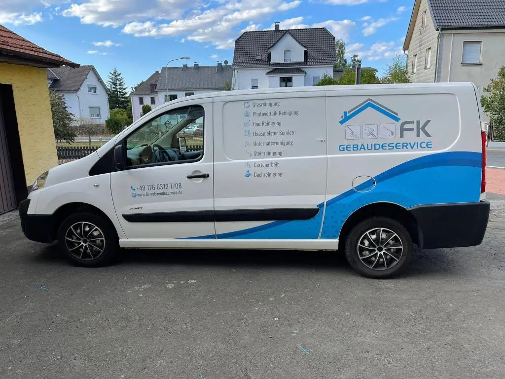 Transporter von FK Geb&auml;udeservice mit Teilfolierung