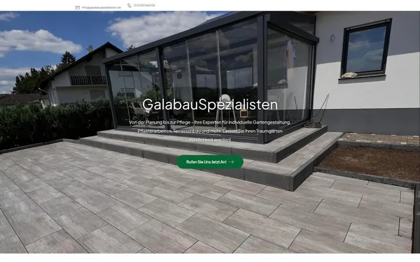 Startseite von galabauspezialisten.de mit Kontaktleiste, Terrasse aus Großformatplatten und grünem Anrufbutton